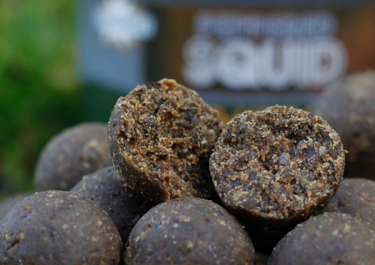 Снимка на Протеинови топчета Dynamite Baits Peppered Squid Boilies