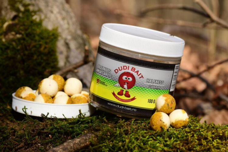 Снимка на ДВУЦВЕТНИ ТОПЧЕТА ЗА СТРЪВ DUDI BAIT Tigernuts-Grass Carp “Halfness” Garlic